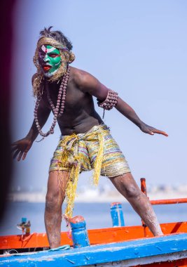 Varanasi, Uttar Pradesh, Hindistan - Mart 03 2023: Masan Holi, Varanasi 'deki Harishchandra ghat' ta düzenlenen masaan Holi kutlamaları sırasında yüzünde kül olan bir erkek sanatçının portresi..
