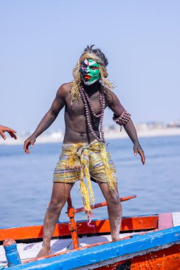 Varanasi, Uttar Pradesh, Hindistan - Mart 03 2023: Masan Holi, Varanasi 'deki Harishchandra ghat' ta düzenlenen masaan Holi kutlamaları sırasında yüzünde kül olan bir erkek sanatçının portresi..