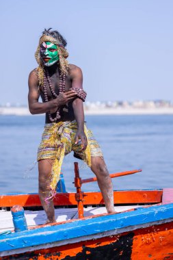 Varanasi, Uttar Pradesh, Hindistan - Mart 03 2023: Masan Holi, Varanasi 'deki Harishchandra ghat' ta düzenlenen masaan Holi kutlamaları sırasında yüzünde kül olan bir erkek sanatçının portresi..