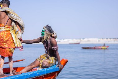 Varanasi, Uttar Pradesh, Hindistan - Mart 03 2023: Masan Holi, Varanasi 'deki Harishchandra ghat' ta düzenlenen masaan Holi kutlamaları sırasında yüzünde kül olan bir erkek sanatçının portresi..