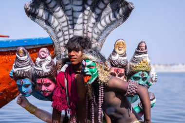 Varanasi, Uttar Pradesh, Hindistan - Mart 03 2023: Masan Holi, Varanasi 'deki Harishchandra ghat' ta düzenlenen masaan Holi kutlamaları sırasında yüzünde kül olan bir erkek sanatçının portresi..