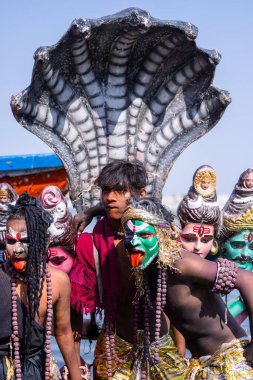 Varanasi, Uttar Pradesh, Hindistan - Mart 03 2023: Masan Holi, Varanasi 'deki Harishchandra ghat' ta düzenlenen masaan Holi kutlamaları sırasında yüzünde kül olan bir erkek sanatçının portresi..