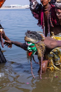 Varanasi, Uttar Pradesh, Hindistan - Mart 03 2023: Masan Holi, Varanasi 'deki Harishchandra ghat' ta düzenlenen masaan Holi kutlamaları sırasında yüzünde kül olan bir erkek sanatçının portresi..