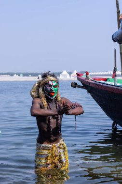 Varanasi, Uttar Pradesh, Hindistan - Mart 03 2023: Masan Holi, Varanasi 'deki Harishchandra ghat' ta düzenlenen masaan Holi kutlamaları sırasında yüzünde kül olan bir erkek sanatçının portresi..