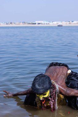 Varanasi, Uttar Pradesh, Hindistan - Mart 03 2023: Masan Holi, Varanasi 'deki Harishchandra ghat' ta düzenlenen Masaj Holi kutlamaları sırasında yüzünü boyayan bir erkek sanatçının portresi..