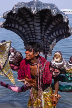 Varanasi, Uttar Pradesh, Hindistan - Mart 03 2023: Masan Holi, Varanasi 'deki Harishchandra ghat' ta düzenlenen Masaj Holi kutlamaları sırasında yüzünü boyayan bir erkek sanatçının portresi..