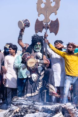 Varanasi, Uttar Pradesh, Hindistan - Mart 03 2023: Masan Holi, Varanasi 'deki Harishchandra ghat' ta düzenlenen masaan Holi kutlamaları sırasında yüzünde kül olan bir erkek sanatçının portresi..