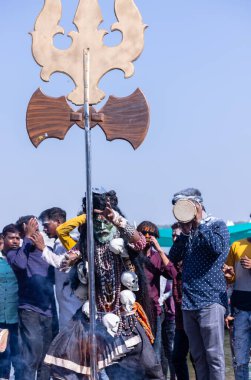 Varanasi, Uttar Pradesh, Hindistan - Mart 03 2023: Masan Holi, Varanasi 'deki Harishchandra ghat' ta düzenlenen masaan Holi kutlamaları sırasında yüzünde kül olan bir erkek sanatçının portresi..