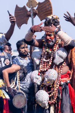 Varanasi, Uttar Pradesh, Hindistan - Mart 03 2023: Masan Holi, Varanasi 'deki Harishchandra ghat' ta düzenlenen masaan Holi kutlamaları sırasında yüzünde kül olan bir erkek sanatçının portresi..