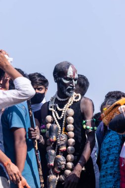 Varanasi, Uttar Pradesh, Hindistan - Mart 03 2023: Masan Holi, Varanasi 'deki Harishchandra ghat' ta düzenlenen Masaj Holi kutlamaları sırasında yüzünü boyayan bir erkek sanatçının portresi..