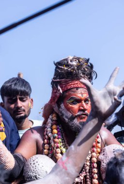 Varanasi, Uttar Pradesh, Hindistan - Mart 03 2023: Masan Holi, Varanasi 'deki Harishchandra ghat' ta düzenlenen masaan Holi kutlamaları sırasında yüzünde kül olan bir erkek sanatçının portresi..