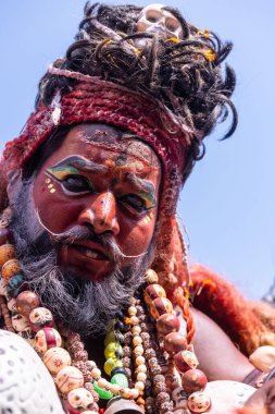 Varanasi, Uttar Pradesh, Hindistan - Mart 03 2023: Masan Holi, Varanasi 'deki Harishchandra ghat' ta düzenlenen masaan Holi kutlamaları sırasında yüzünde kül olan bir erkek sanatçının portresi..