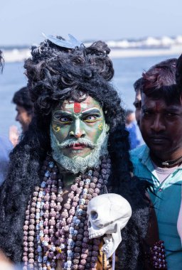 Varanasi, Uttar Pradesh, Hindistan - Mart 03 2023: Masan Holi, Varanasi 'deki Harishchandra ghat' ta düzenlenen masaan Holi kutlamaları sırasında yüzünde kül olan bir erkek sanatçının portresi..