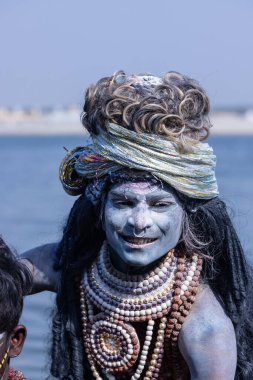 Varanasi, Uttar Pradesh, Hindistan - Mart 03 2023: Masan Holi, Varanasi 'deki Harishchandra ghat' ta düzenlenen Masaj Holi kutlamaları sırasında yüzünü boyayan bir erkek sanatçının portresi..