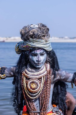 Varanasi, Uttar Pradesh, Hindistan - Mart 03 2023: Masan Holi, Varanasi 'deki Harishchandra ghat' ta düzenlenen Masaj Holi kutlamaları sırasında yüzünü boyayan bir erkek sanatçının portresi..