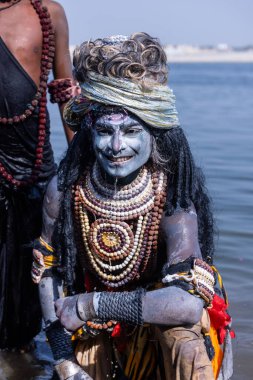 Varanasi, Uttar Pradesh, Hindistan - Mart 03 2023: Masan Holi, Varanasi 'deki Harishchandra ghat' ta düzenlenen Masaj Holi kutlamaları sırasında yüzünü boyayan bir erkek sanatçının portresi..