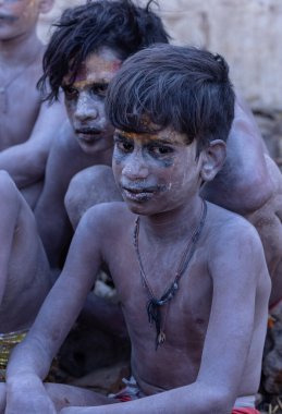 Varanasi, Uttar Pradesh, Hindistan - Mart 03 2023: Masan Holi, Varanasi 'de geleneksel olarak Harishchandra ghat' ta düzenlenen masaan holi kutlamasına katılan genç sanatçıların portresi