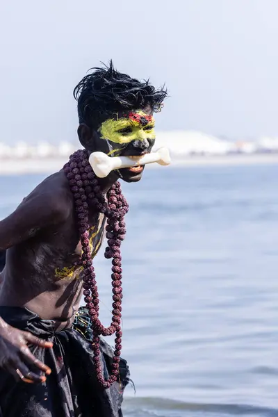 ヴァラナシ ウッタルプラデシュ インド 2023 マサン ホーリ ヴァラナシュのハリシャンドラ ガッタでムシュリの祭典中に顔を塗られた男性アーティストの肖像 — ストック写真