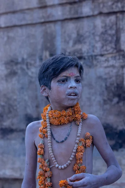 印度北方邦瓦拉纳西 2023年3月3日 年轻艺术家Masan Holi的肖像 脸上沾满灰 作为传统参加了在瓦拉纳西哈利斯钱德拉戈特举行的马山胡里节庆祝活动 — 图库照片