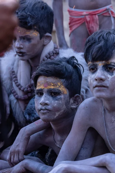 ヴァラナシ ウッタルプラデシュ インド 2023 マサン ホーリ 伝統としてヴァラナシのハリシャンドラ ガッタでのミシュラント ガッタの祝賀に参加して顔に灰の若いアーティストの肖像 — ストック写真
