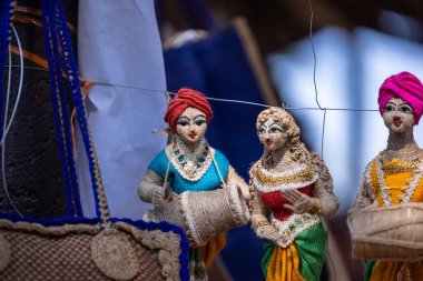 FARIDABAD, HARYANA / INDIA - Şubat 2020: Surajkund Craft Fuarında jüt ile yapılan el yapımı bebekler