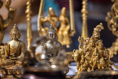 Pirinç metal sanatı, el yapımı Hint kültür heykelleri sade arkaplan ile yapılmış hediyelik eşyalar. Seçici odak.