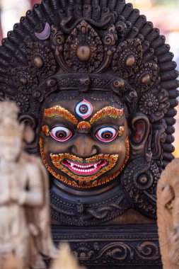 Hint tanrısı heykeli, Hindistan pazarında hediyelik eşya satışı.