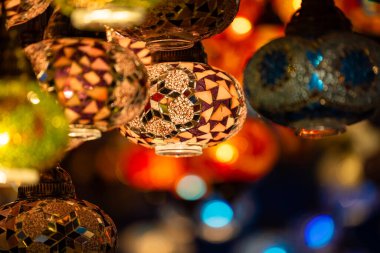 Hindi. Bir sürü geleneksel el yapımı Türk lambası ve feneri olan bir pazar. Satılık Fenerler Sallanıyor. Türkiye 'den Popüler Hediyeler.