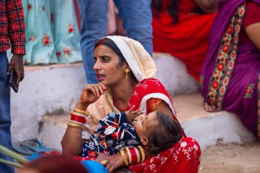 Gaziabad, Uttar Pradesh, Hindistan - 30 Ekim 2022: Chhas Puja, Hintli kadın dindar gün batımında Lord Sun 'a ibadet etmek için nehirde dururken Chhas puja ayini yapıyor..