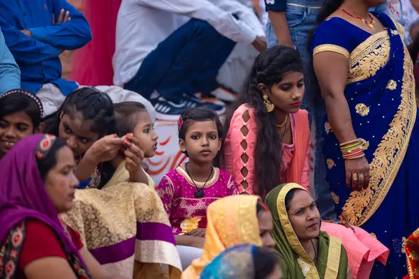 2022年10月30日 印度北方邦加齐亚巴德 印度后期女信徒Chhas Puja在日落时分站在河里敬拜主太阳时 表演Chhas Puja的宗教仪式 — 图库照片