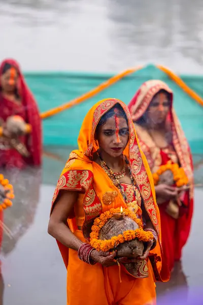 インドのウッタール プラデシュ州ガジアバード2022年10月30日 シュテット プジャ インドのヒンドゥー教の女性信徒が日没時に太陽を礼拝するために川に立っている間にチュシュ ピュジャの儀式を行います — ストック写真