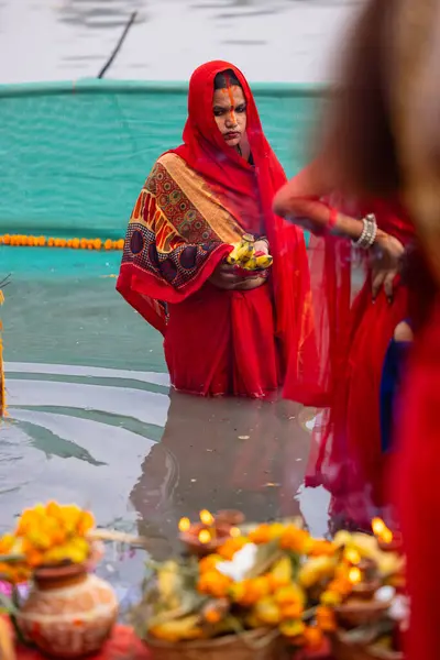 インドのウッタール プラデシュ州ガジアバード2022年10月30日 シュテット プジャ インドのヒンドゥー教の女性信徒が日没時に太陽を礼拝するために川に立っている間にチュシュ ピュジャの儀式を行います — ストック写真