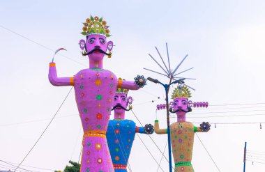 Hindistan 'daki Dussehra festivalinde el yapımı rengarenk Ravana heykelleri..