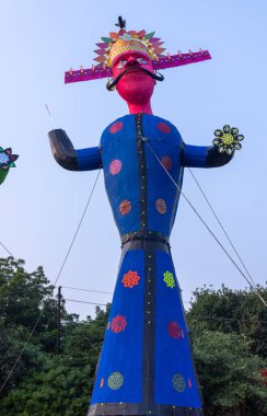 Hindistan 'daki Dussehra festivalinde el yapımı rengarenk Ravana heykeli.