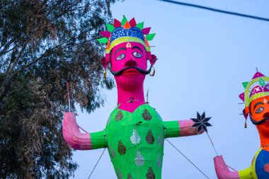 Hindistan 'daki Dussehra festivalinde el yapımı rengarenk Ravana heykeli.