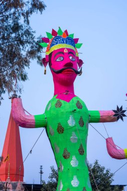 Hindistan 'daki Dussehra festivalinde el yapımı rengarenk Ravana heykeli.