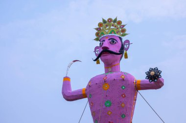 Hindistan 'daki Dussehra festivalinde el yapımı rengarenk Ravana heykeli.
