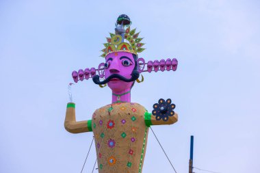 Hindistan 'daki Dussehra festivalinde el yapımı rengarenk Ravana heykeli.