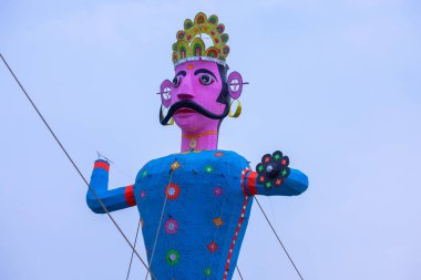 Hindistan 'daki Dussehra festivalinde el yapımı rengarenk Ravana heykeli.
