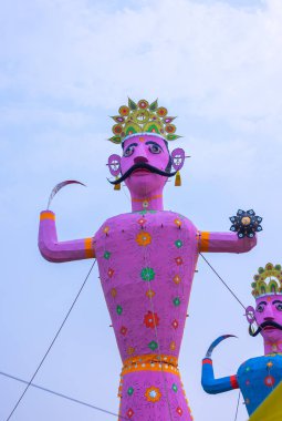 Hindistan 'daki Dussehra festivalinde el yapımı rengarenk Ravana heykelleri..