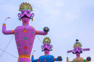 Hindistan 'daki Dussehra festivalinde el yapımı rengarenk Ravana heykelleri..