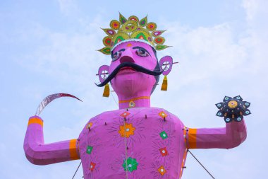 Hindistan 'daki Dussehra festivalinde el yapımı rengarenk Ravana heykeli.
