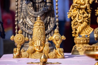 Pirinç metal sanat, el yapımı Hint kültürü hatıra eşyası sade bir geçmişi var. Seçici odak.