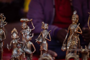 Pirinç metal sanat, el yapımı Hint kültürü hatıra eşyası sade bir geçmişi var. Seçici odak.