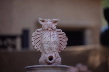 Hayvan suratlı çamur ve çamur ürünleri Surajkund Zanaat Fuarında sergileniyor.