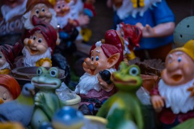 Piyasada renkli seramik figürler