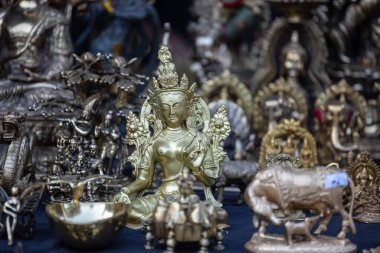 Pirinç metal sanat, el yapımı Hint kültürü hatıra eşyası sade bir geçmişi var. Seçici odak.