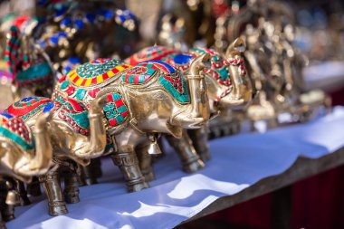 Pirinç metal sanat, el yapımı Hint kültürü hatıra eşyası sade bir geçmişi var. Seçici odak.