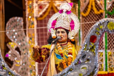 Gaziabad, Uttar Pradesh, Hindistan - 27 Eylül 2022: Ramlila 'da ramayana karakterini canlandıran sanatçı.