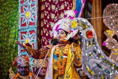 Gaziabad, Uttar Pradesh, Hindistan - 27 Eylül 2022: Ramlila 'da ramayana karakterini canlandıran sanatçı.